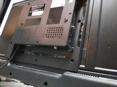 LCD-телевизор-Thomson-T32D16DH-01B-зад